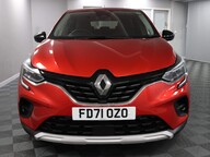 Renault Captur ICONIC TCE 2