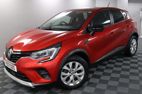 Renault Captur ICONIC TCE 16