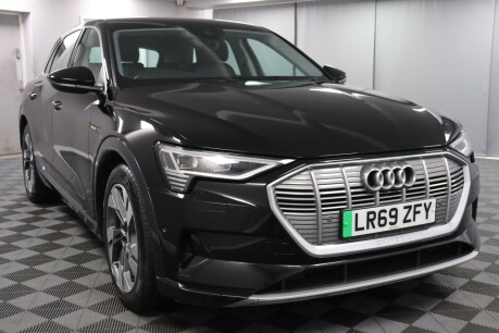 Audi E-Tron QUATTRO BASE 8