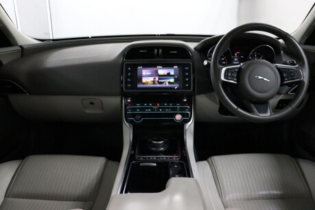 Jaguar XE D PORTFOLIO 13