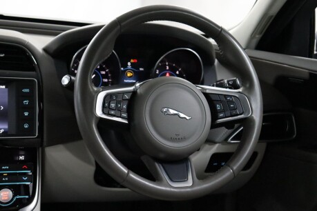 Jaguar XE D PORTFOLIO 40