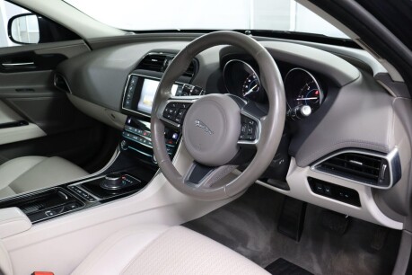Jaguar XE D PORTFOLIO 15