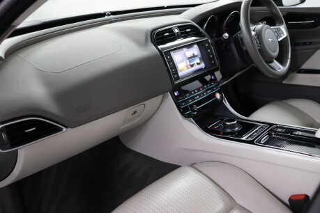 Jaguar XE D PORTFOLIO 16