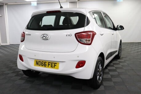 Hyundai i10 PREMIUM 11