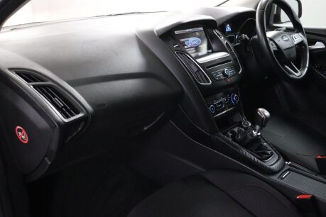 Ford Focus ZETEC S 34