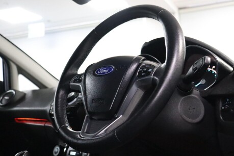 Ford Fiesta TITANIUM 12