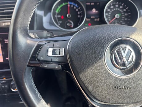Volkswagen Golf E-GOLF 9