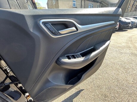 MG ZS EXCLUSIVE 14