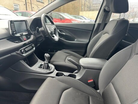 Hyundai i30 T-GDI SE NAV 17