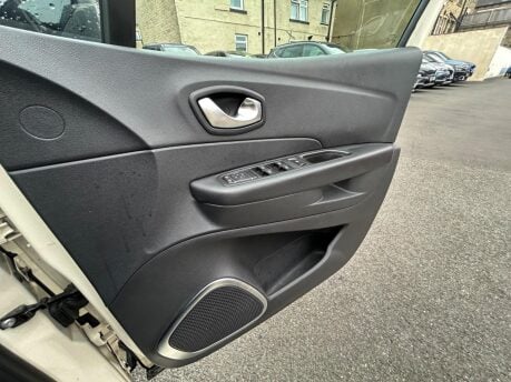 Renault Captur ICONIC TCE 15