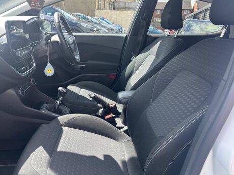 Ford Fiesta TITANIUM 12