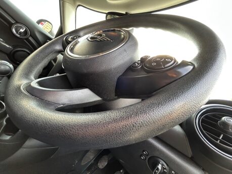 Mini Hatch COOPER D 17