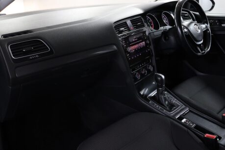 Volkswagen Golf SE TSI DSG 34