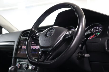 Volkswagen Golf SE TSI DSG 12