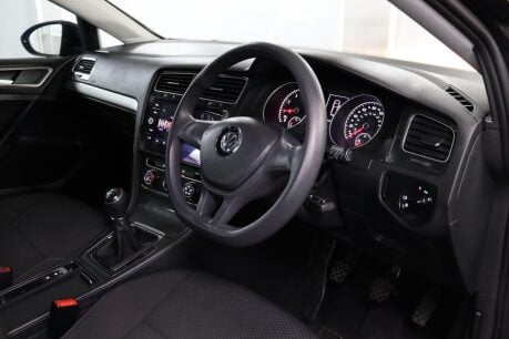 Volkswagen Golf S TSI 5