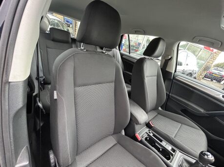 Volkswagen Golf S TSI 8