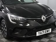 Renault Clio ICONIC TCE 23
