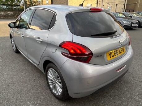Peugeot 208 PURETECH ALLURE 6