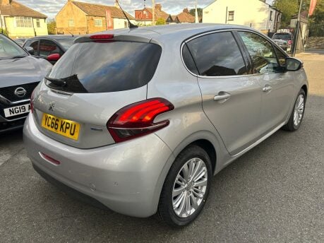 Peugeot 208 PURETECH ALLURE 9