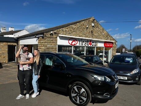 Samantha and family collecting their new Qashqai