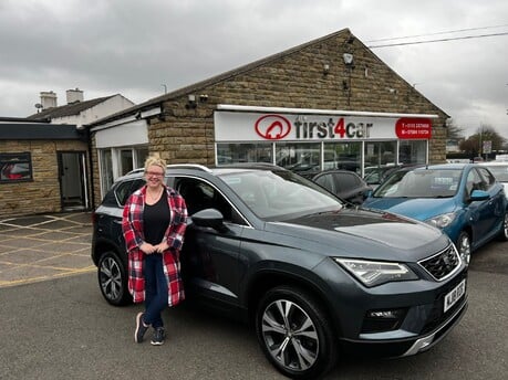 Returning customer Danielle collecting her new Seat