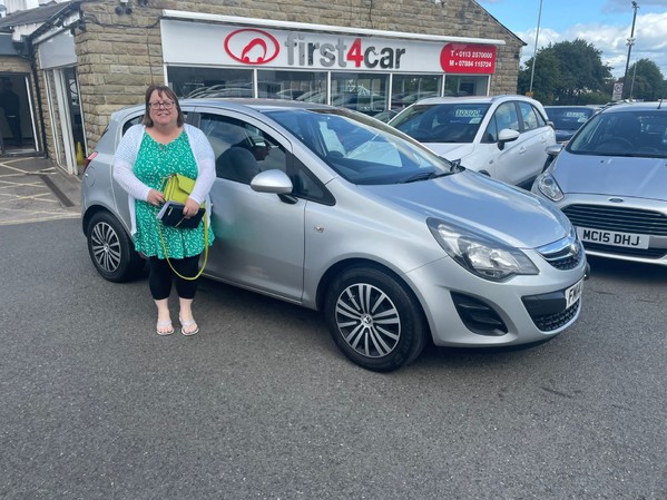 Eleanor from Burton Upon Trent collecting her new car via click and collect