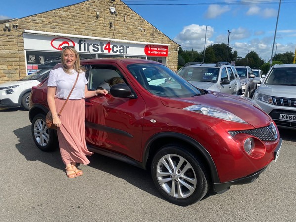 Emma from Leeds collecting her new Juke