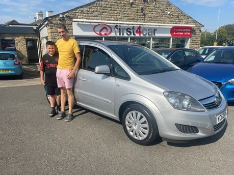 Paul from Bradford collecting his new Zafira