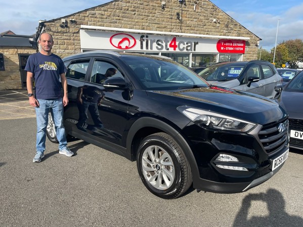 Dave from Pudsey collecting his new Tucson