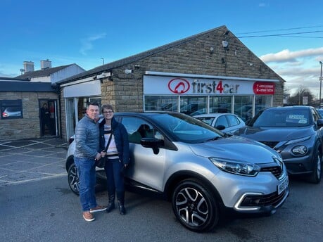 Angela from Bradford picking up her new Captur