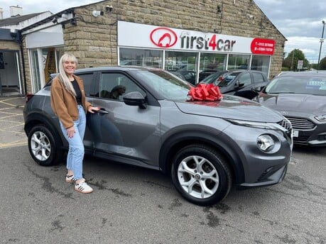 Kirsty from Manchester collecting her new Nissan Juke via Click and Collect. 