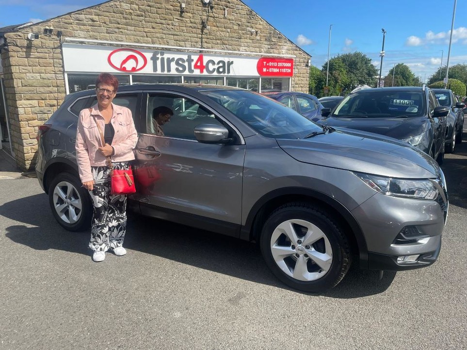 Donna from Leeds collecting her new Qashqai.