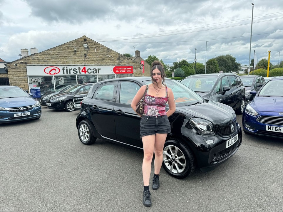 Jasmine from Hartlepool collecting her Smart ForFour.