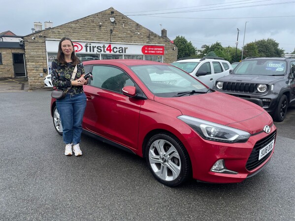 Martyna from Bradford collecting her new Hyundai i20.