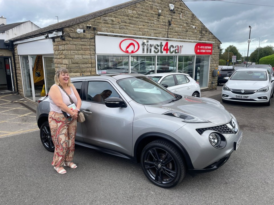 Pat from Hertfordshire collecting her new Nissan Juke.