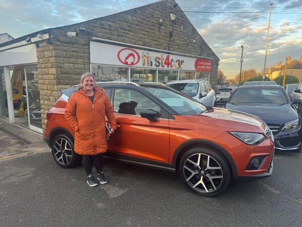 Leanne from Leeds Collecting her new Seat Arona