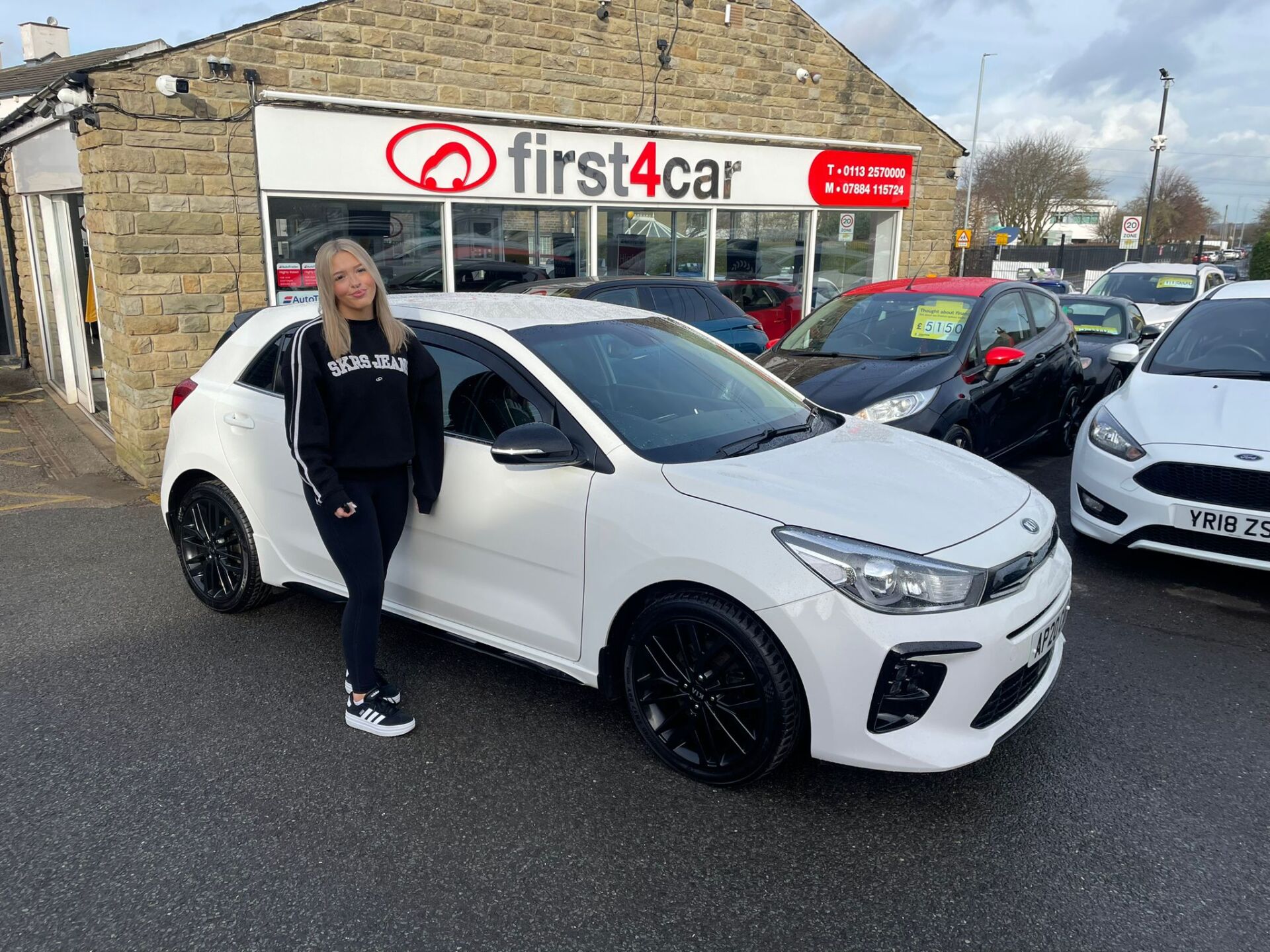 Jessica from Doncaster collecting her Kia Rio