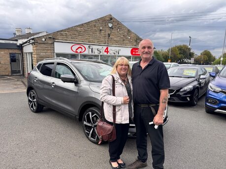 Richard and his Wife from Leeds Collecting their new Nissan Qashqai.
