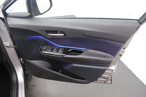 Toyota C-HR DYNAMIC 19