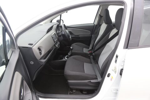 Toyota Yaris VVT-I ICON TECH 22