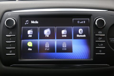 Toyota Yaris VVT-I ICON TECH 16