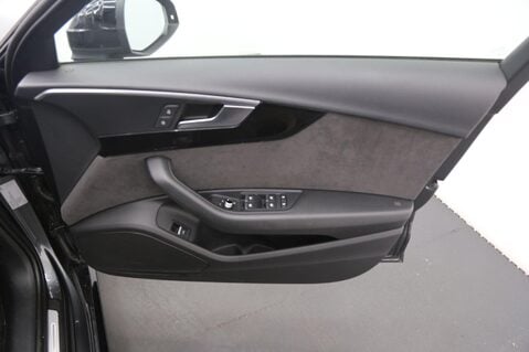 Audi A4 AVANT TFSI S LINE BLACK EDITION 19