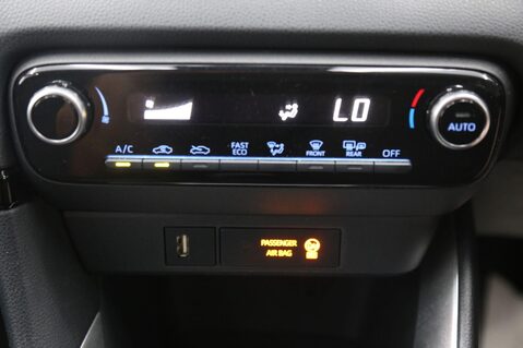 Toyota Yaris ICON 18