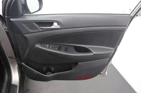 Hyundai TUCSON CRDI SE NAV BLUE DRIVE 19