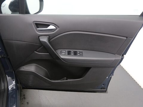 Renault Captur ICONIC TCE 21