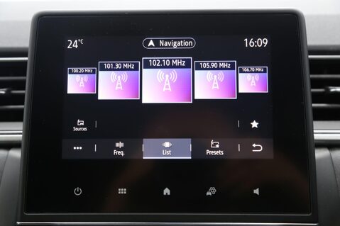 Renault Captur ICONIC TCE 16