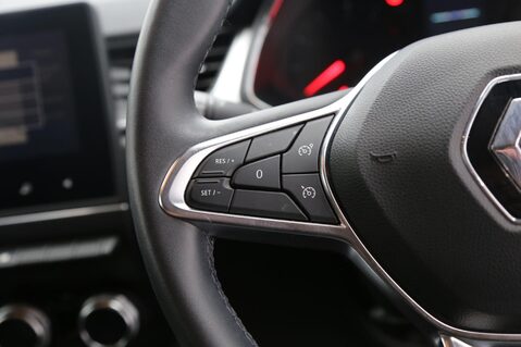Renault Captur ICONIC TCE 11