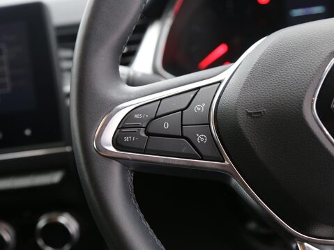 Renault Captur ICONIC TCE 11