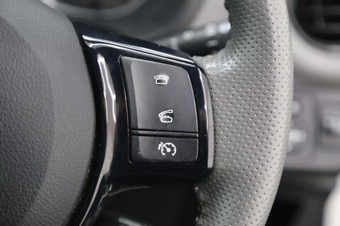 Toyota Yaris 1.33 Dual VVT-i Design Euro 6 5dr 12