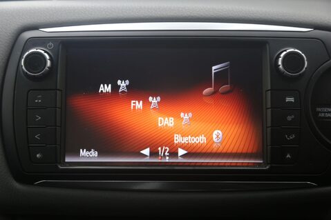 Toyota Yaris 1.33 Dual VVT-i Design Euro 6 5dr 17